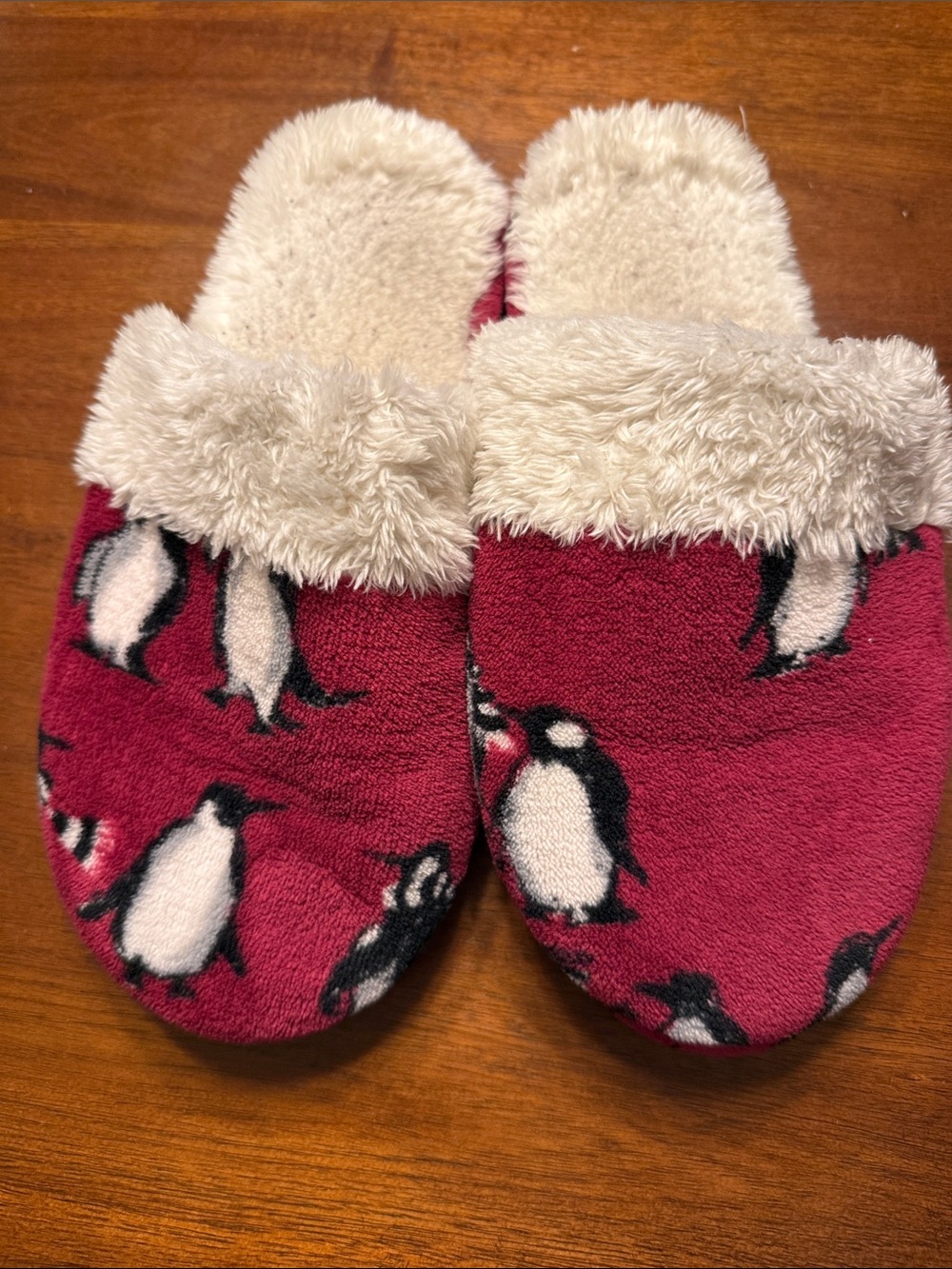 Vera Bradley women's Penguin Slippers - Burgundy and Cream size large 9-10